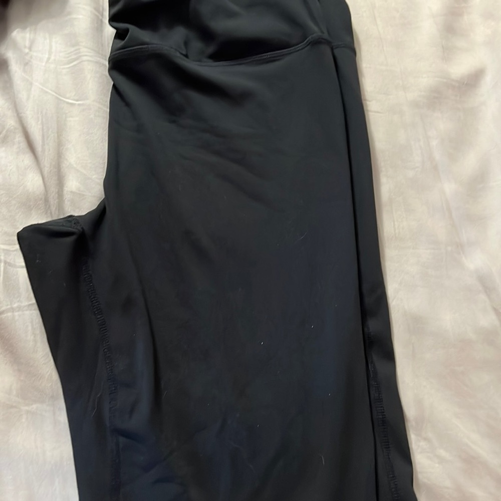 Black leggings with mesh opening on calf